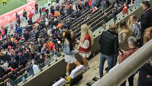 Două tinere au atras toate privirile la derby-ul Dinamo – Rapid. Cum și-au făcut apariția în ciuda temperaturii scăzute
