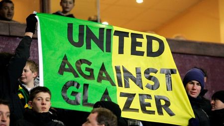 VIDEO Zeci de mii de fani Man.United cântă contra patronilor:** "Iubim United, urâm familia Glazer!"