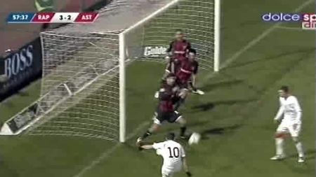 Faza care concurează cu evenimentele "SF"  de pe 'OZN Arena'!**  VIDEO Moment INEXPLICABIL pe Giulești: Uite ce face Lung, în timp ce rapidiștii vor să-i dea gol