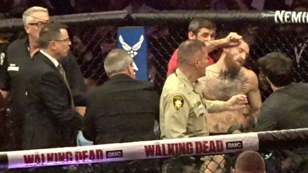 VIDEO | Ultimele dezvăluiri despre bătaia generală de la final! Ce s-a întâmplat cu McGregor, în cușcă: "Aveau de gând să-l ucidă". Omul obișnuit care a intrat în cușcă și acum e erou în Irlanda