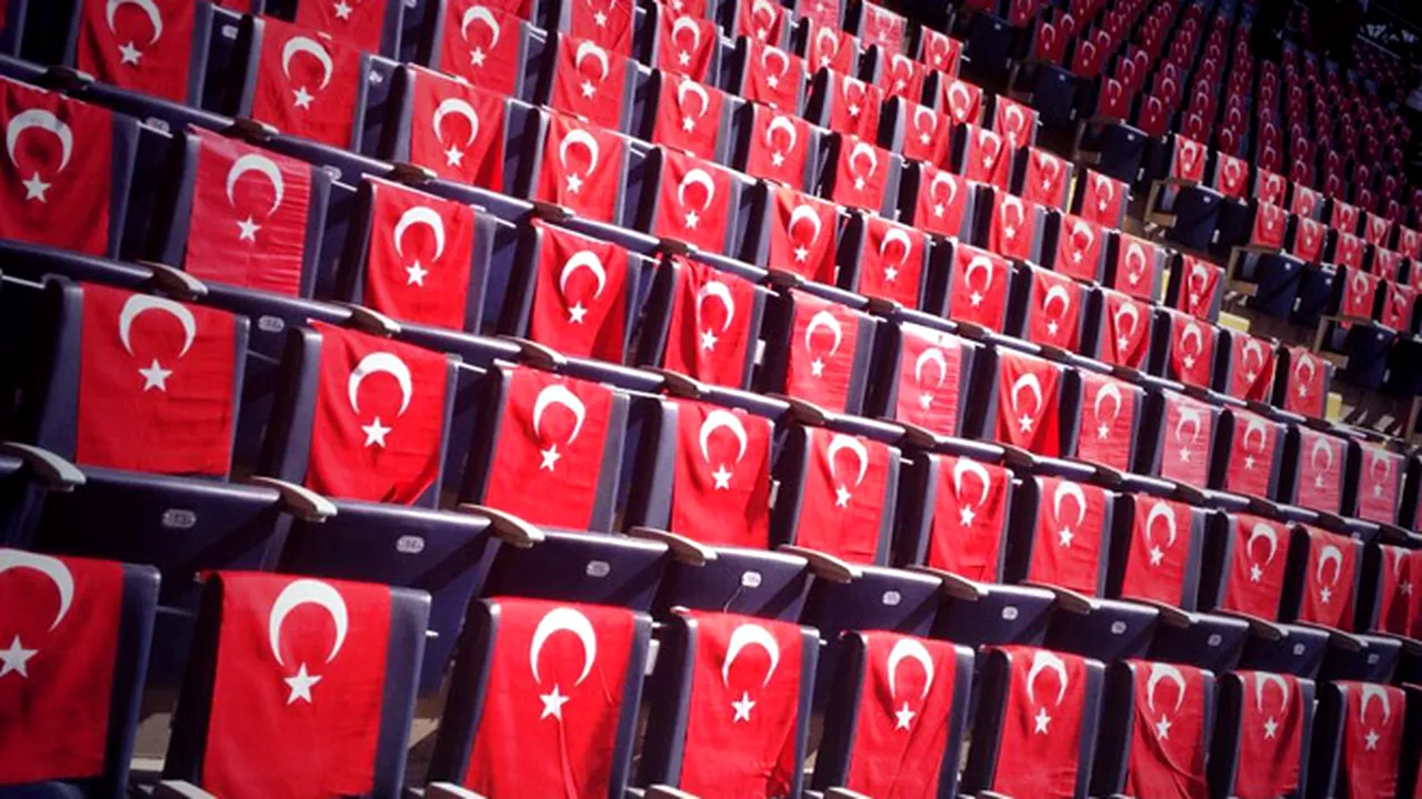 Turcii au pregătit zeci de mii de steaguri pentru jocul cu Olanda! Ce mesaj vor afișa și ce obligație au fanii care vin la meci