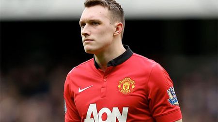 Phil Jones va lipsi o lună de pe teren