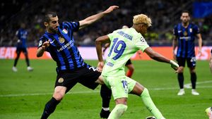 Scandal! Marciniak a dat penalty pentru Barcelona, dar l-a anulat cu VAR: decizia a declanşat furia catalanilor!