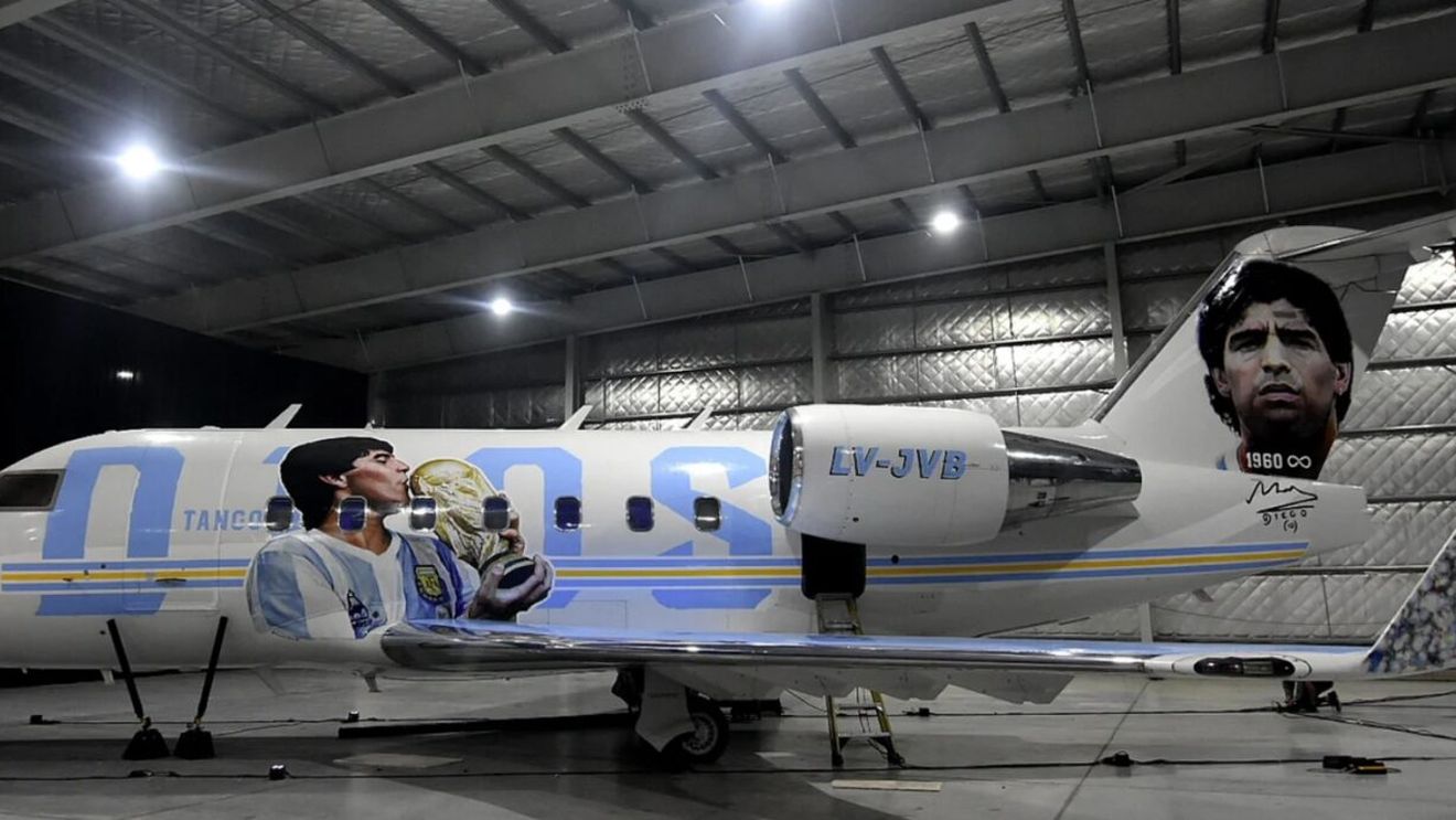 Diego Maradona este numele unui avion care este conceput ca un muzeu zburător! Interiorul este decorat cu fotografii și poți asculta vocea marelui fotbalist | VIDEO