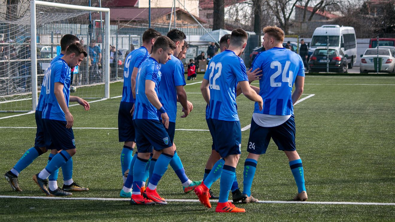 Momente halucinante au avut loc la barajul de promovare în Liga 2! Un portar și-a tăiat venele în geam, după ce a primit gol pe finalul meciului