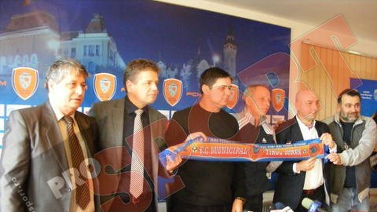 Lăcătuș prezentat oficial la Mureș:** "Salvarea de la retrogradare e perfect realizabilă" Vezi prima declarație și mesajul lui Boloni: FOTO
