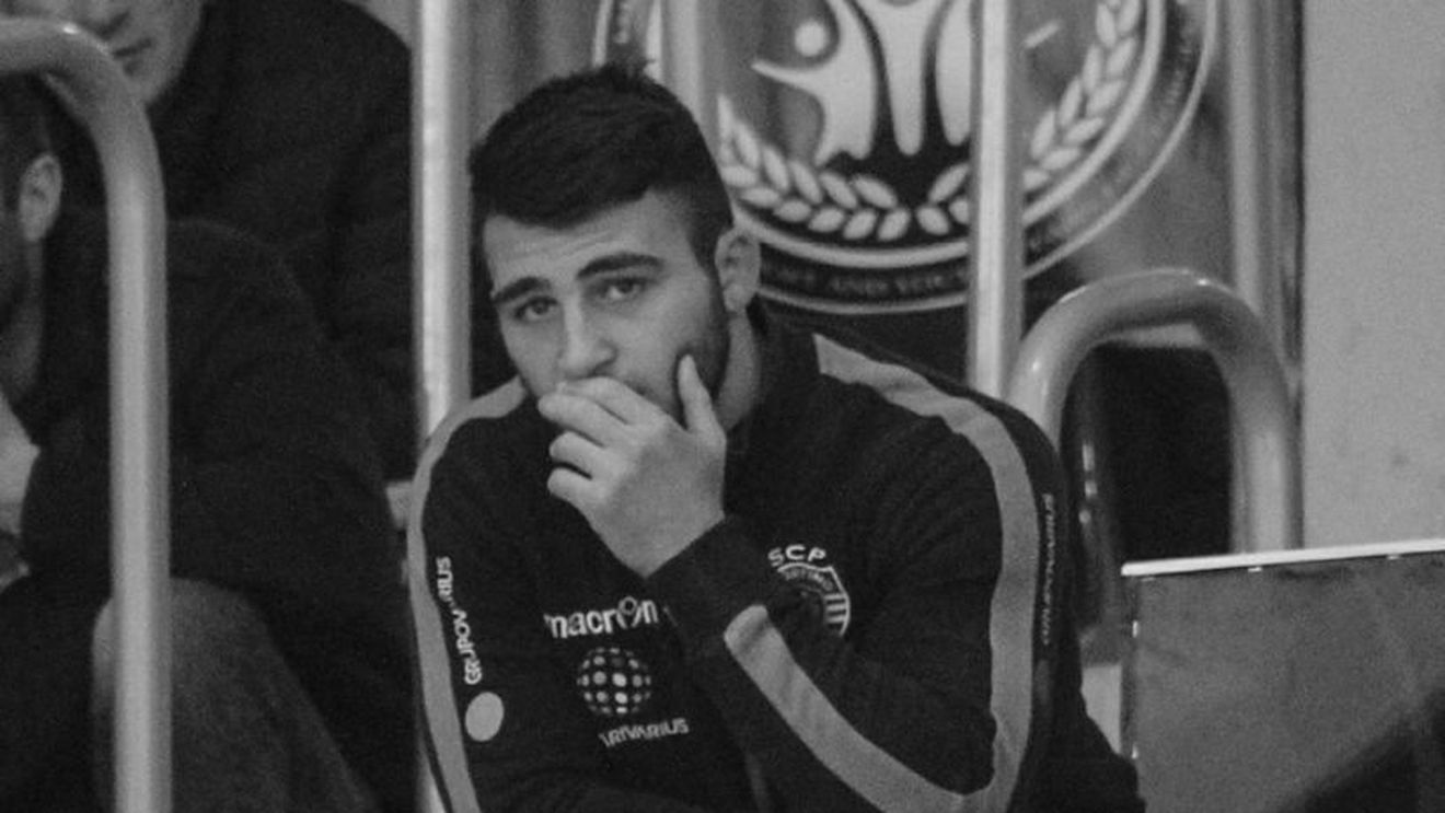 Așa ceva...mai rar: Ce i-a căzut din buzunar în timpul unui meci! A fost imediat dat afară | VIDEO