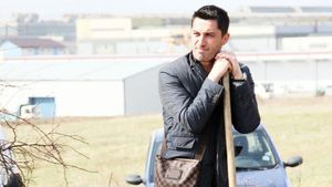 POZA ZILEI: "Hai, băieți! Puneți mâna pe lopeți!"** Niculescu a plantat puieți, dar nu a renunțat la un accesoriu de lux
