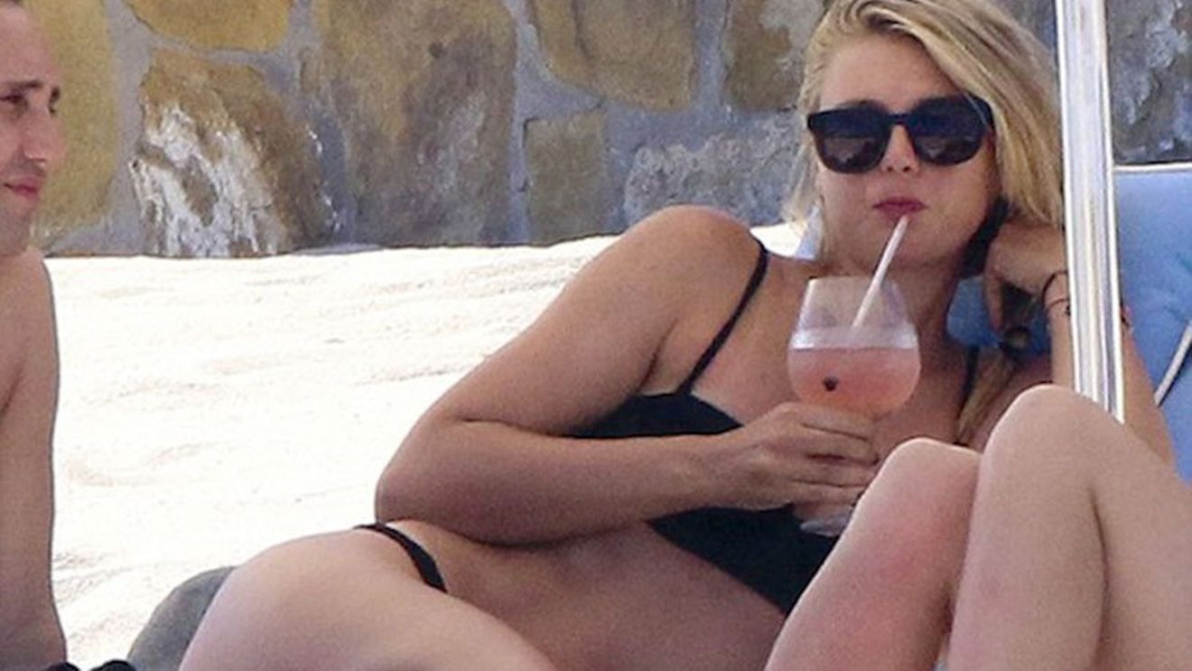 Încearcă să-și refacă moralul după ce a fost prinsă dopată. FOTO: Șarapova se relaxează pe plajele din Mexic