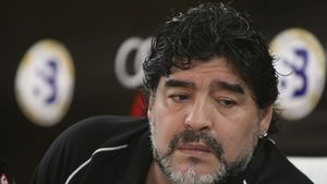 Maradona a fost operat** cu succes la Dubai de pietre la rinichi