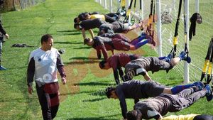 Ritualul Stelei după meciuri: pizza în vestiar și un antrenament epuizant a doua zi. Cum "scoate" Thomas Neubert caloriile din jucători