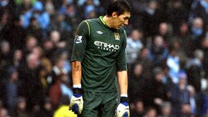 Seară neagră pentru Costel Pantilimon!** A respins mingea într-un coechipier și "cetățenii" au luat gol! Man City - Aston Villa 2-4 VIDEO