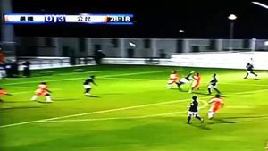 VIDEO Merită un Oscar pentru cum... a șutat!** "Lovitura scorpionului" împotriva propriei echipe! Ă‚sta e cel mai tare autogol EVER