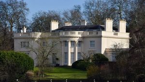 În viața de zi cu zi trăiește în lux și opulență, dar în cea de tată, în multă decadență. Nadia îl acuză pe bărbatul care locuiește într-o vilă de 3.500.000 de euro că n-a plătit un ban pentru fiica lor de doi ani