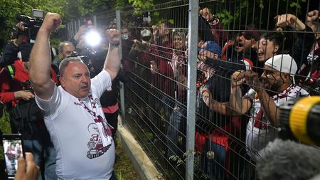 Mihai Iosif, euforic după ce a promovat cu Rapid în Liga 1: „Ce să-mi mai doresc? Cupa UEFA!”. Ce le-a cerut jucătorilor la petrecere | VIDEO