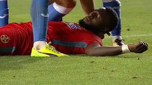 Sperietură imensă pentru FCSB! Gnohere a rămas inert pe gazon după ciocnirea cu Stoian