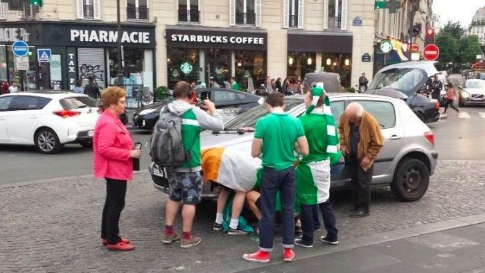 Opriți turneul, dați-le trofeul și învățați de la ei! Fanii irlandezi fac senzație la EURO. VIDEO | Imagini geniale: cum au încercat să adoarmă un bebeluș în autobuz și cum a ajuns poliția să cânte alături de ei