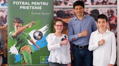 Doi copii din România participă la programul internațional „Fotbal pentru Prietenie" 