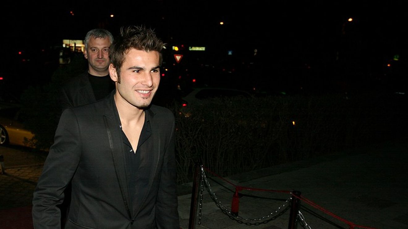 Mutu a petrecut cu două bombe sexy** până la 3 dimineața!