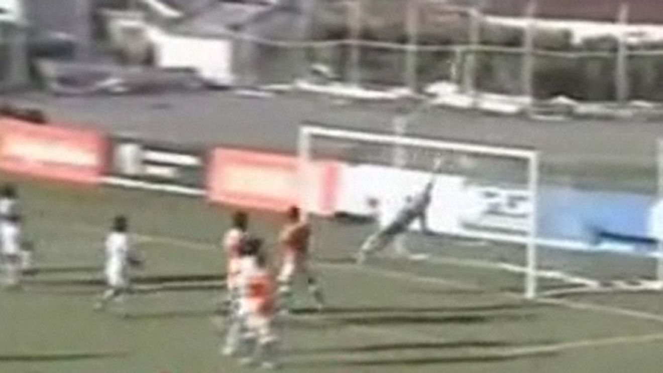 VIDEO Vezi un gol fabulos de la 70 de metri,** marcat de un portar!