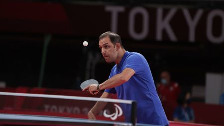 S-a dus să învețe limba engleză și a ajuns campion la tenis de masă! Povestea lui Bobi Simion e una incredibilă: „8 ore pe zi asta fac”