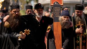 Gigi Becali a primit de la un bărbat Noul Testament scris de Dumitru Cornilescu. Gestul dur pe care l-a făcut miliardarul când a aflat religia sa. VIDEO