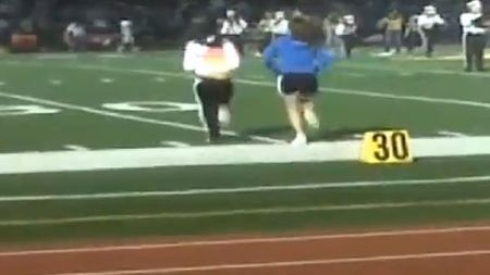 VIDEO** Două fete intră dezbrăcate pe un teren de fotbal! Fanfara își vede în continuare de treabă :)