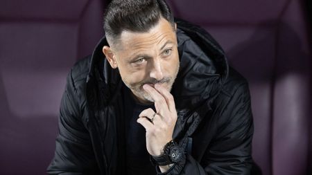 Mirel Rădoi i-a făcut praf pe cei patru jucători ai Universității Craiova lăsați în afara lotului pentru derby-ul cu Rapid! „Ai greșit o dată, îți mai dau o șansă, dar la a treia ești exclus!” Ce greșeli au făcut Andrei Ivan, Jovan Markovic, Sergiu Hanca și Ionuț Vînă!