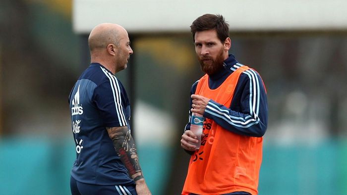 I-au luat toată puterea. Sampaoli "nu mai există" pentru jucători și nu va face echipa pentru meciul decisiv cu Nigeria: "Asta e situația! Poate sta pe bancă dacă vrea, nu e nicio problemă". Cine va juca rolul antrenorului