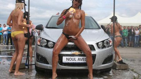 FOTO INCENDIAR** Uite cum se distrează bărbații din Ardeal! Chevrolet DragRacing, combinația de motoare turate și și femei frumoase