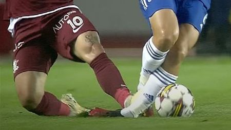 Alex Ioniță, intrare criminală în FC U Craiova - Rapid! Arbitrul îi acordase doar cartonașul galben, însă a intervenit sistemul VAR