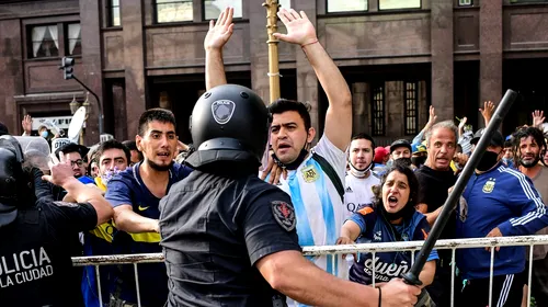 Situație șocantă în Argentina! Fanii lui Maradona au aruncat cu sticle și pietre, iar poliția a ripostat cu gloanțe! Cum au încercat să ajungă suporterii la sicriul idolului lor | FOTO