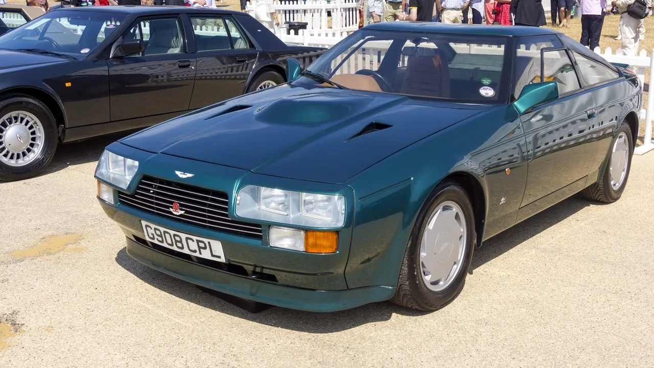 Vecinii bogătașului au rămas uluiți când și-au dat seama că milionarul are, de fapt, trei mașini Aston Martin identice. De ce au crezut ani de zile că e una singură