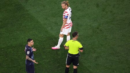 Gata! VAR a intervenit în SUA - Paraguay pentru noua regulă, eroarea „identitate greșită”. Ce decizie a luat arbitrul după ce a fost chemat la monitor