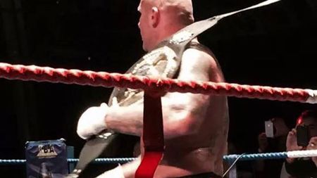 VIDEO | Cătălin Zmărăndescu, campion mondial IBA. Luptătorul român și-a făcut KO adversarul