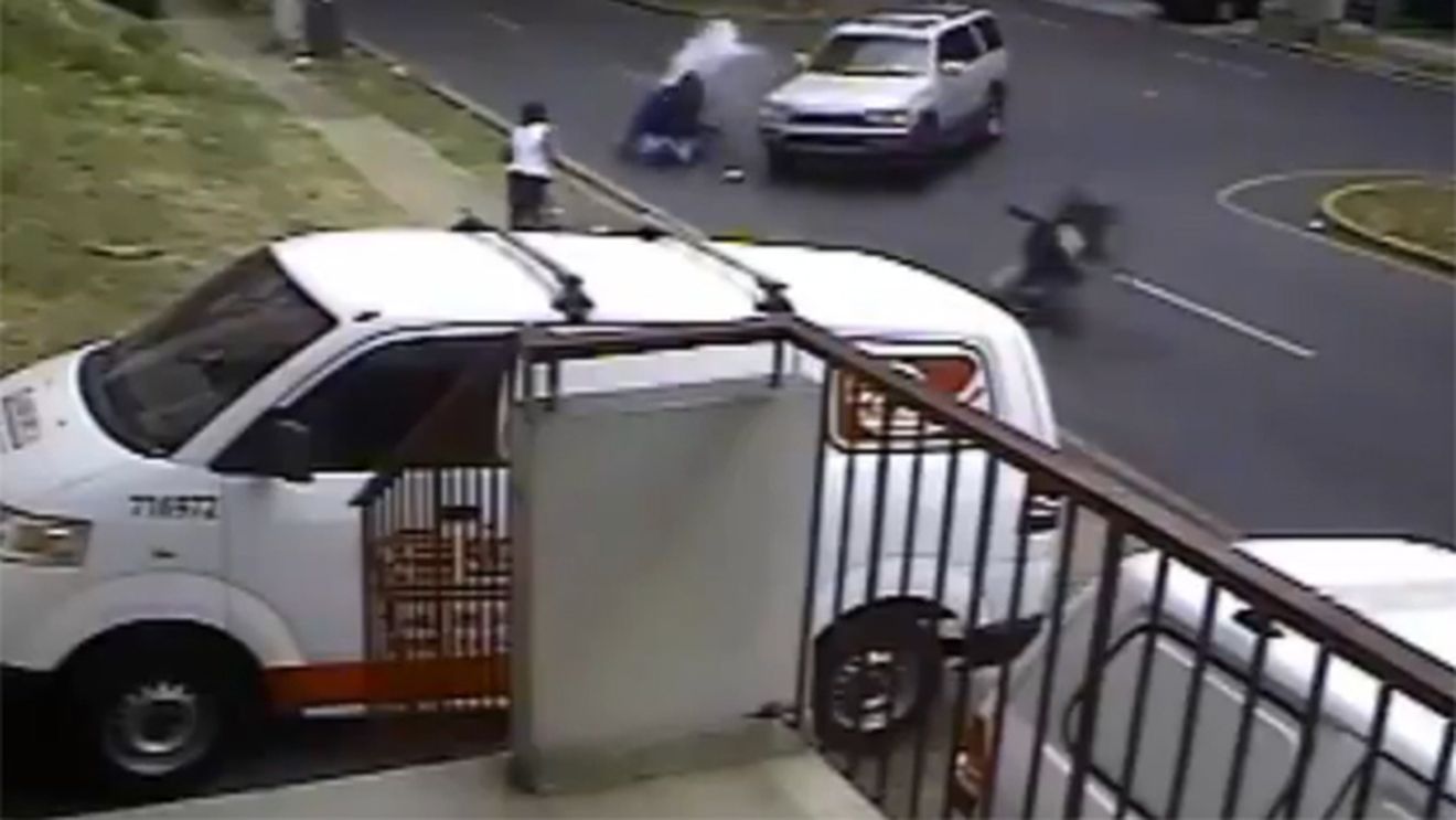 VIDEO Accident spectaculos surprins de camerele de supraveghere: un motociclist a zburat peste o mașină!