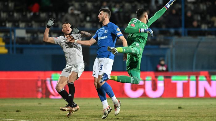 Fază scandaloasă în Farul - FC U Craiova! Mititelu are motive să fie furios, după ce echipa lui Hagi a „scăpat” de un penalty clar: arbitrul a lăsat jocul să continue, deși talpa aplicată fobalistului oltenilor e evidentă!