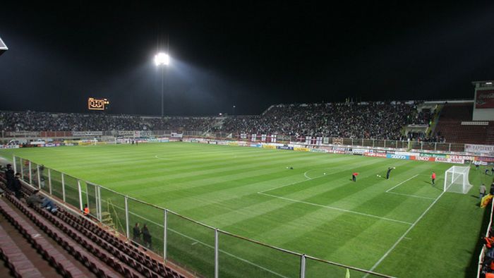 Copos:** "Una dintre peluzele stadionului nostru se va numi 'Sandu Neagu'!"