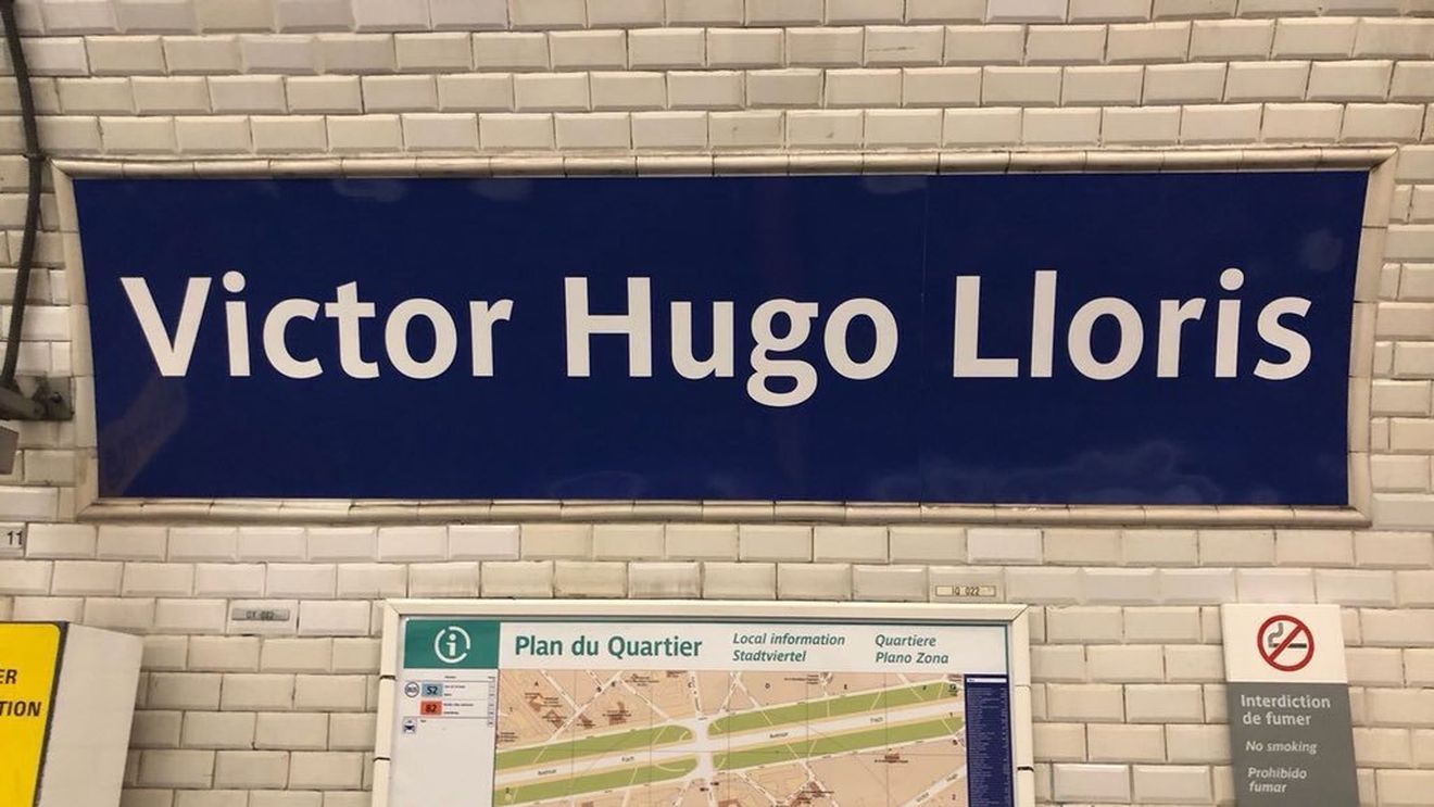 Un tribut adus campionilor mondiali: "Trenul circulă pe direcția On a 2 Etoile - Victor Hugo Lloris. Pentru Nous Avron Gagne, coborâția la stația Notre Didier Deschamaps"
