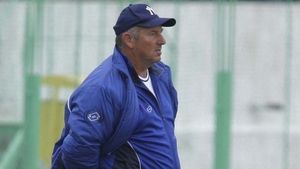 Sdrobiș a intrat în "pâine" la Dinamo!** Silvian Ciucă a semnat cu alb-roșii