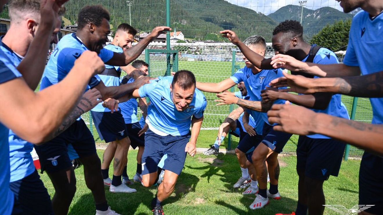 GALERIE FOTO | Ștefan Radu, "pedepsit" de colegii de la Lazio, imediat după ce a revenit la echipă. Fundașul român a fost supus unui "ritual" :) 