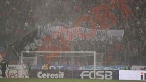 FOTO** Fanii Stelei, în RĂ‚ZBOI cu Jandarmeria VEZI mesajul ultrașilor!