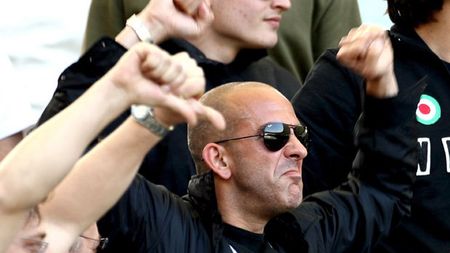 ULUITOR Un antrenor din Anglia a spus asta:** "Vreau ca jucătorii mei să simuleze în careu!"