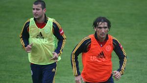 Zicu și Alexa, înregistrați în convorbiri telefonice cu o persoană bănuită de aranjarea unor meciuri