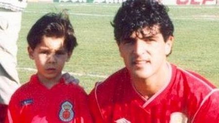 Îi recunoști? Unchiul are 16 trofee ca fotbalist, dar nepotul e mai faimos! Fotografia a devenit virală în ultimele ore