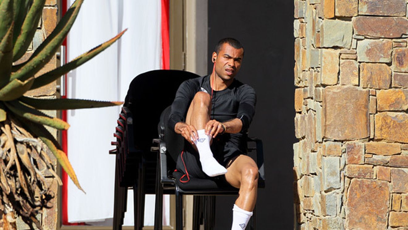Cum s-a pregătit Ashley Cole la CM?** S-a îmbătat în cantonament și îi stătea mintea doar la sex