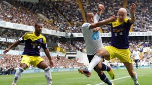 VIDEO - Faza etapei în Premier League: Townsend a căzut peste panourile publicitare, medicii au intervenit de urgență