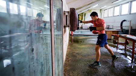 FOTO | În așteptarea medaliilor de aur la box. "Laboratorul" în care se naște performanța este o ruină. Componenți ai lotului de juniori pășesc zilnic în sala din Sibiu