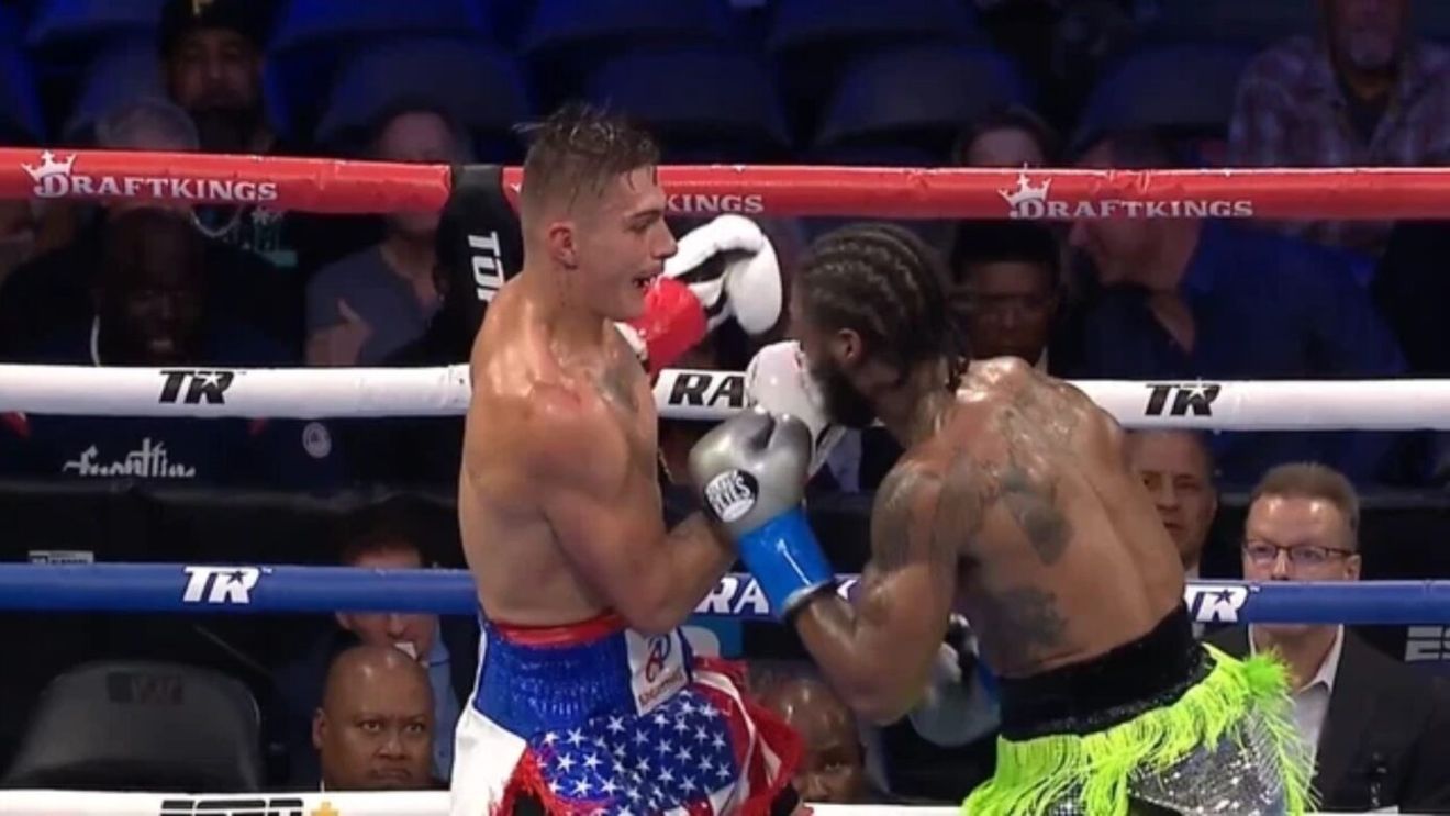 Nu s-a mai întâmplat asta niciodată în istorie! Un boxer a fost tuns chiar în timpul unei lupte: de ce a fost obligat să își schimbe frizura pe loc