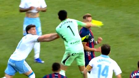 Suspendare istorică: 13 etape, după ce a „înnebunit” și și-a lovit adversarul cu pumnul în față!